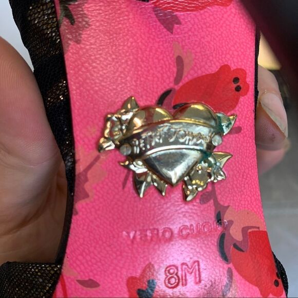 Betsey Johnson black gold Beverly heels size 8 - Picture 10 of 12